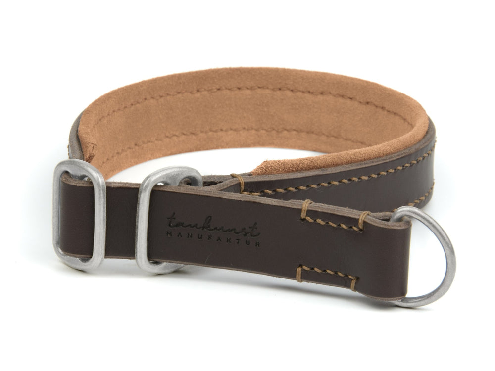 Braunes Lederhalsband "Wildfang" mit hellem Wildleder Innenfutter und zwei D-Ringen, dezent geprägt.