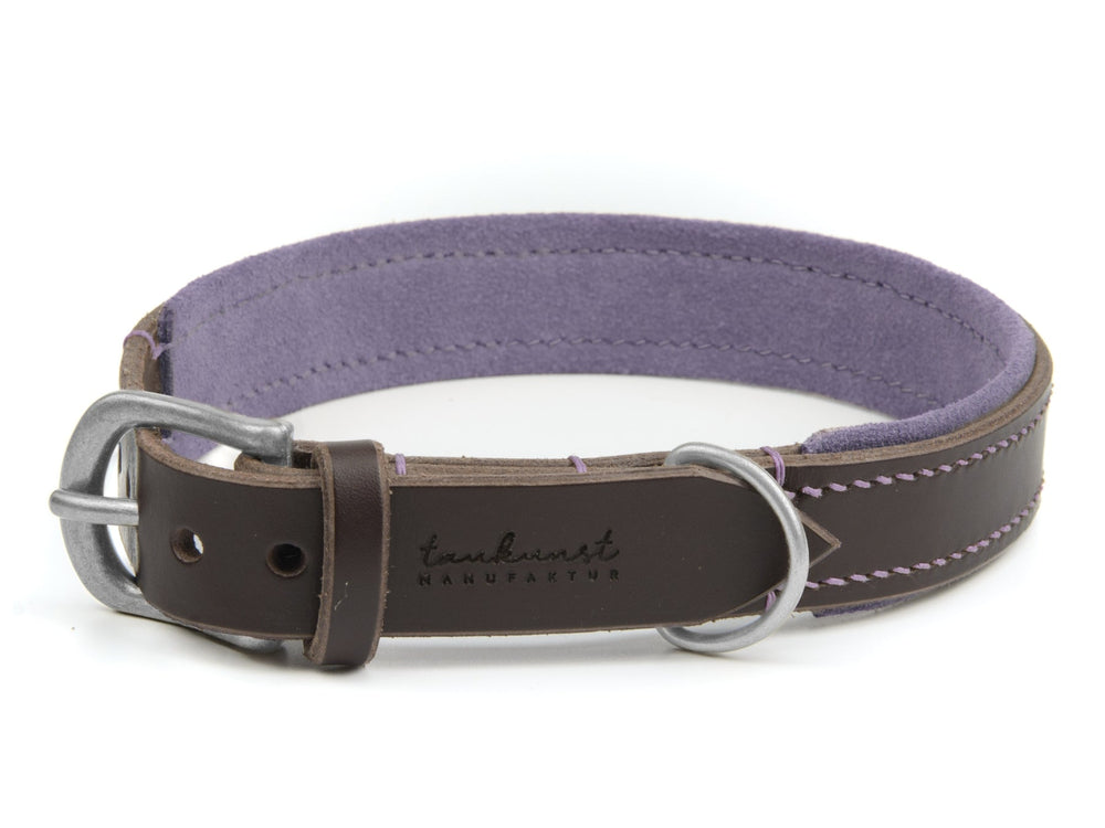 Braunes Lederhalsband mit lila Innenfläche, silberner Schnalle und hochwertiger Verarbeitung für Hunde.