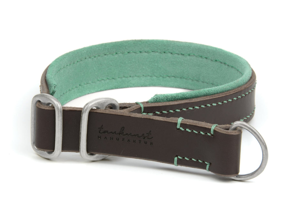 Braunes Lederhalsband „Wildfang“ mit grüner Innenfläche, weißen Nähten und silberfarbenen D-Ringen. Perfekt für stilvolle Hunde.