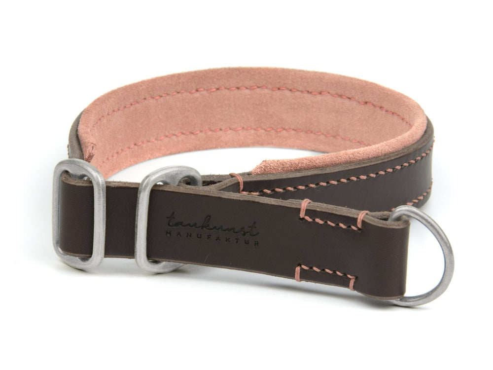 Braunes Lederhalsband mit heller Innenfläche und silbernen Ringen, geprägt mit "tawurst MANU". Ideal für stilbewusste Hunde.