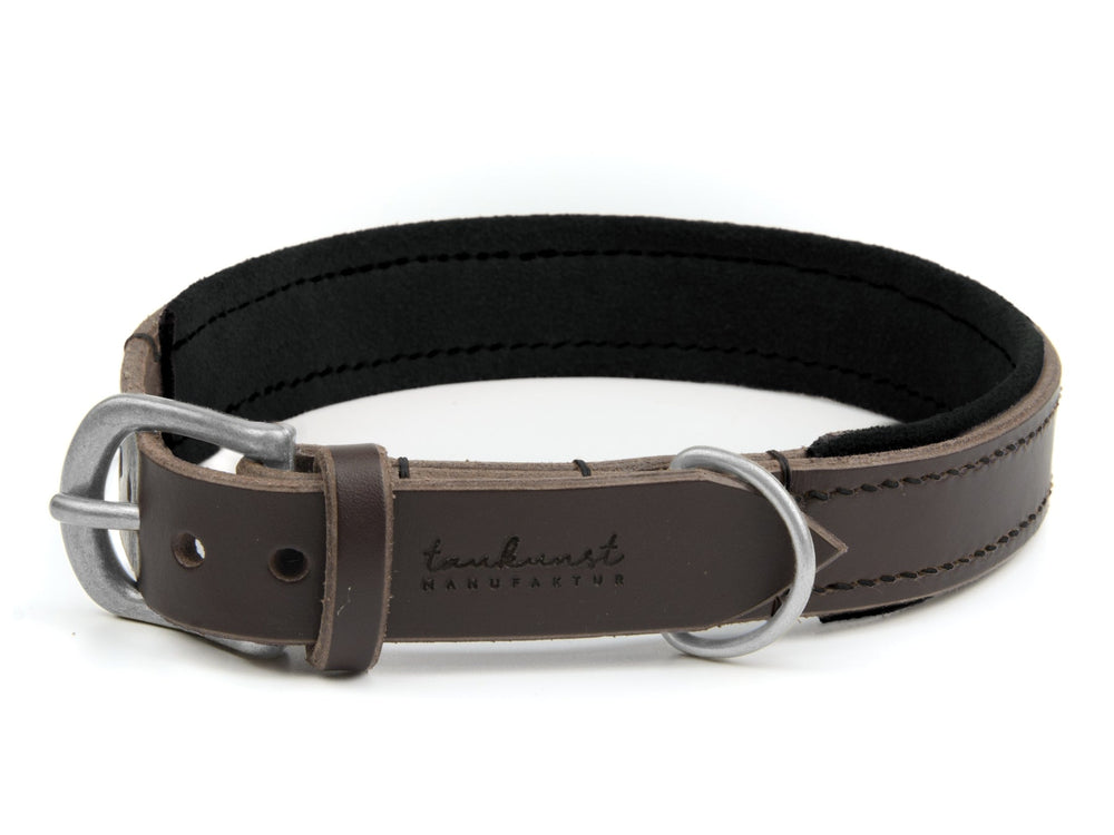 Braunes Lederhalsband mit gepolstertem Innenfutter und silberner Metallschnalle für Hunde, schlichtes Design mit Prägung.