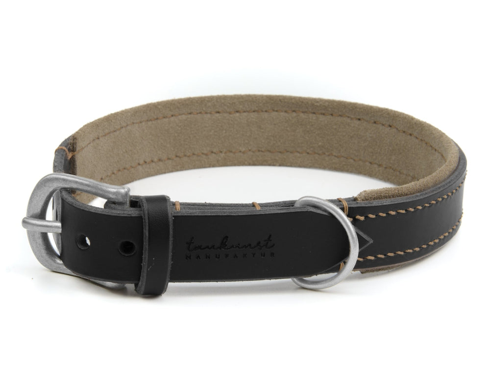 Schwarzes Lederhalsband mit silbernem Metallverschluss und heller, gepolsterter Innenseite für optimalen Komfort.