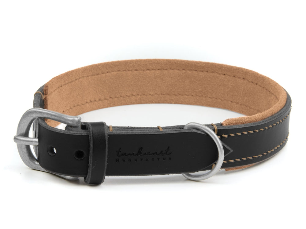 Schwarzes Lederhalsband mit heller Innenausstattung und silberner Schnalle, verziert mit einer geprägten Fläche.