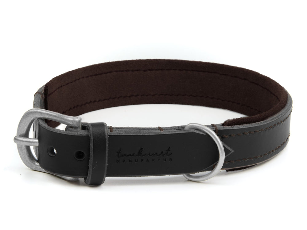 Schwarzes Lederhalsband mit silberner Schnalle und grauem D-Ring, innen braun gefüttert. Perfekt für stilbewusste Hunde.