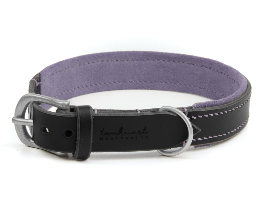 Elegantes Lederhalsband für Hunde in Schwarz mit lila Innenseite und silberner Schnalle, stilvolle Nähte.