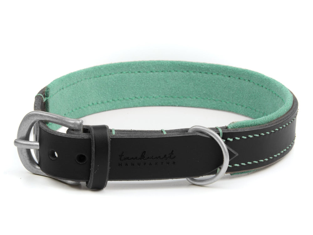 Schwarzes Lederhalsband für Hunde mit grüner Innenseite und silberner Schnalle von tuhurst MANU. Elegant und robust.