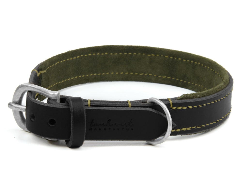 Schwarzes Lederhalsband mit grüner Innenauskleidung und auffälligen gelben Nähten, silberne Metallspange.