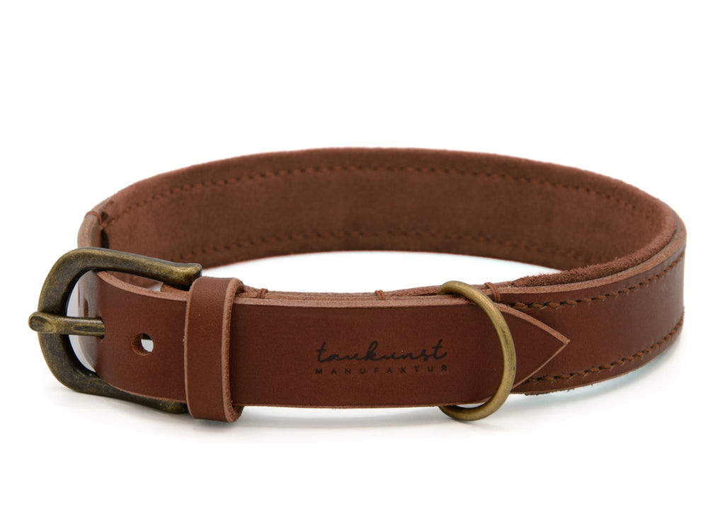 Brauner Ledergürtel mit Antik-Schnalle, schlichtes Design und feine Naht auf der Innenseite.