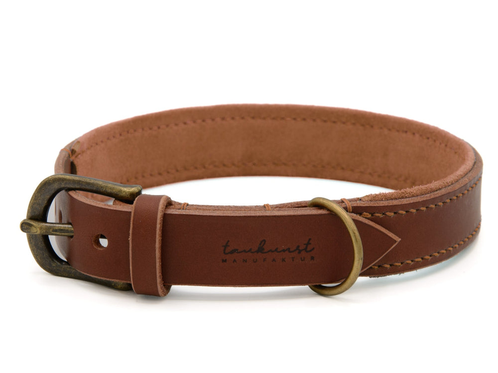 Brauner Ledergürtel mit stabiler Messing-Schnalle und eleganter Nahtstruktur, ideal für stilbewusste Träger.