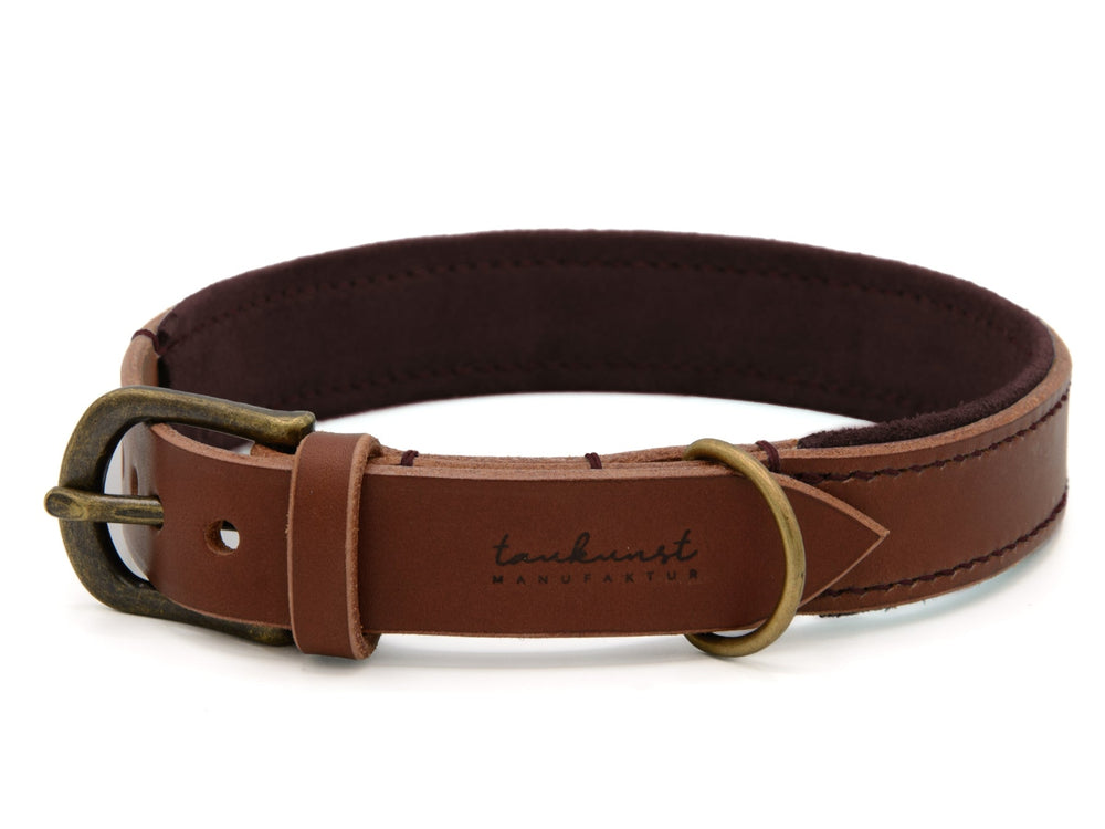 Braunes Lederhalsband Wildfang mit mattschimmernder goldener Schnalle und elegantem Design, innen dunkelbraun gefärbt.