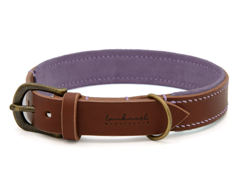 Braunes Lederhalsband mit lila Innenseite und bronzefarbener Schnalle für Hunde, verziert mit weißer Naht.