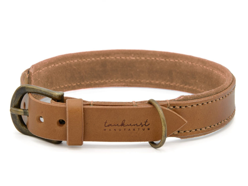 Hellbraunes Lederhalsband für Hunde mit bronzefarbener Schnalle und verstellbarem Riemen, bedruckt mit "tankunst MANUFAKTUR".