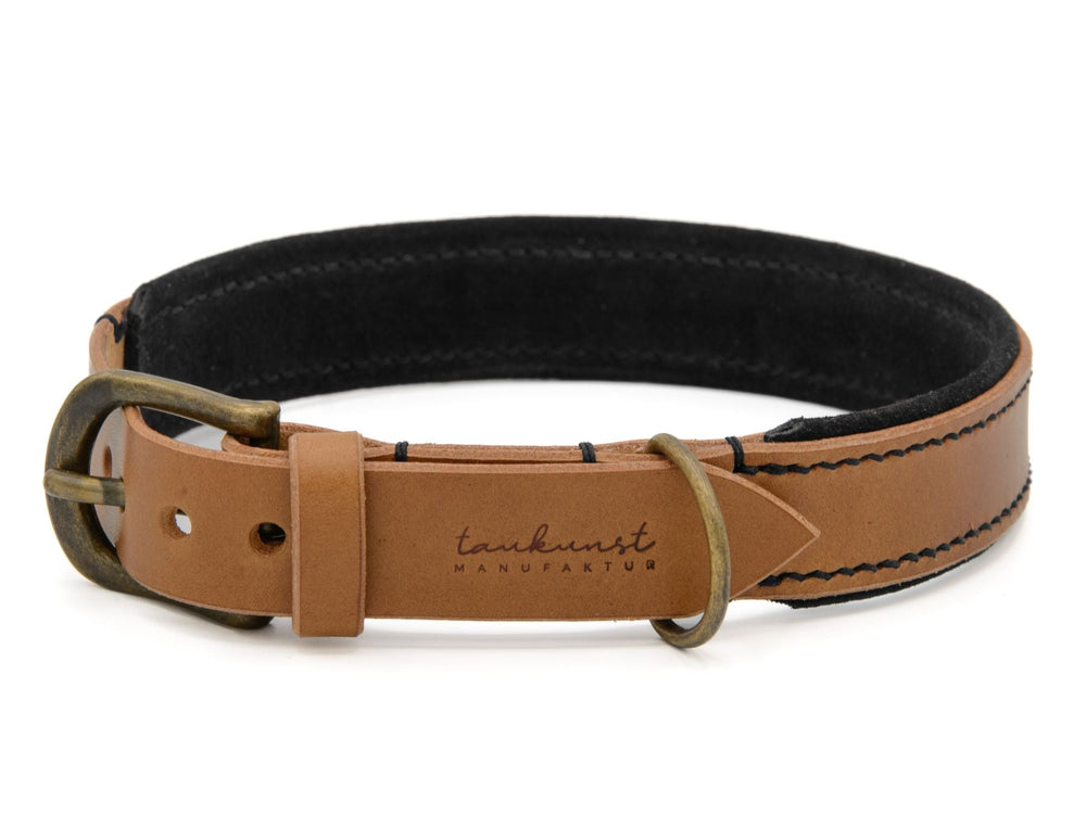 Hochwertiges hellbraunes Lederhalsband mit schwarzer Innenseite und messingfarbener Schnalle für Hunde.