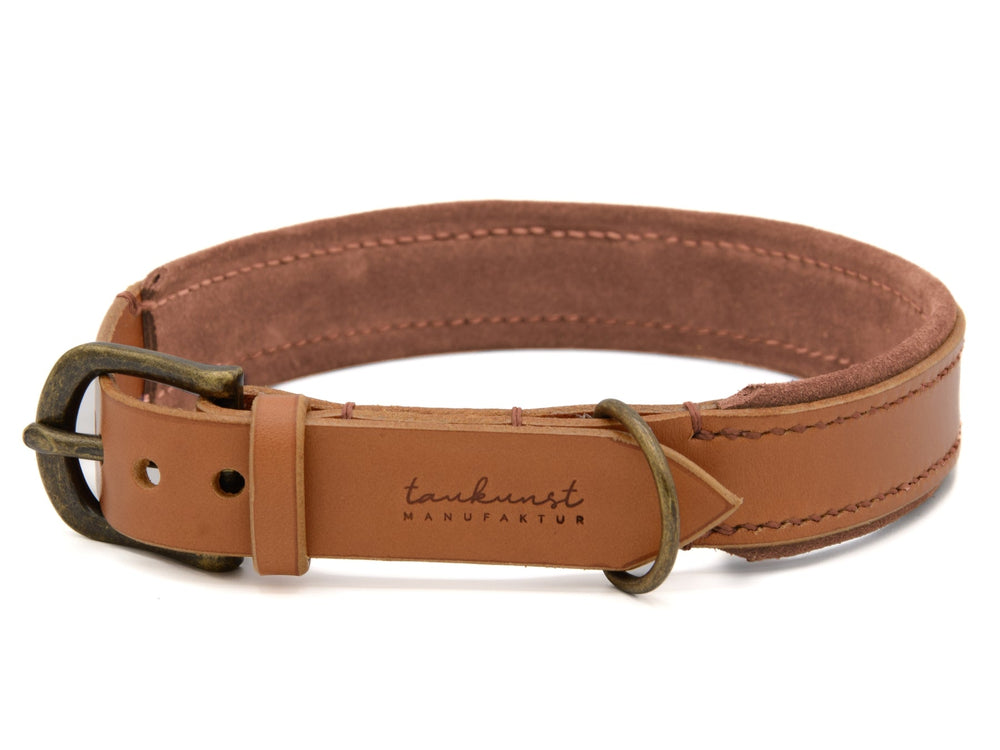 Braunes Lederhalsband "Wildfang" mit metallischer Schnalle und prägnanter Prägung von taukunst.