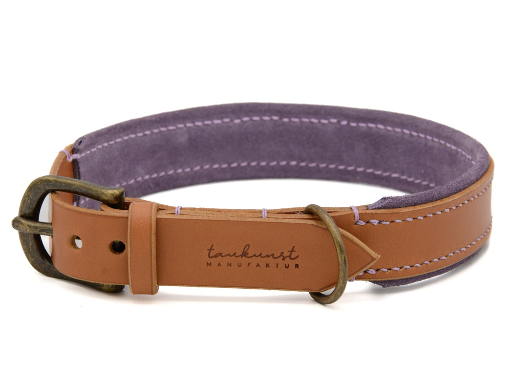 Braunes Lederhalsband mit lila Innenseite, dekorativer Naht und Metallschnalle, beschriftet "taukurs Man".