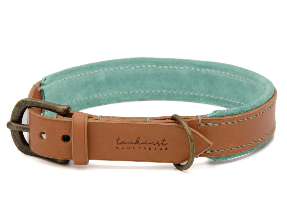 Hochwertiges Lederhalsband Wildfang für Hunde in braun mit grüner Innenseite und antikem Metallverschluss.