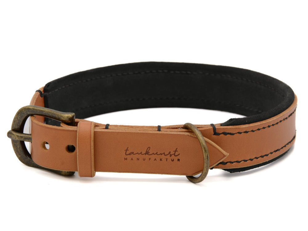 "Braunes Lederhalsband Wildfang mit schwarzer Innenseite und feiner Naht, versehen mit klassischer Schnalle und Logo."