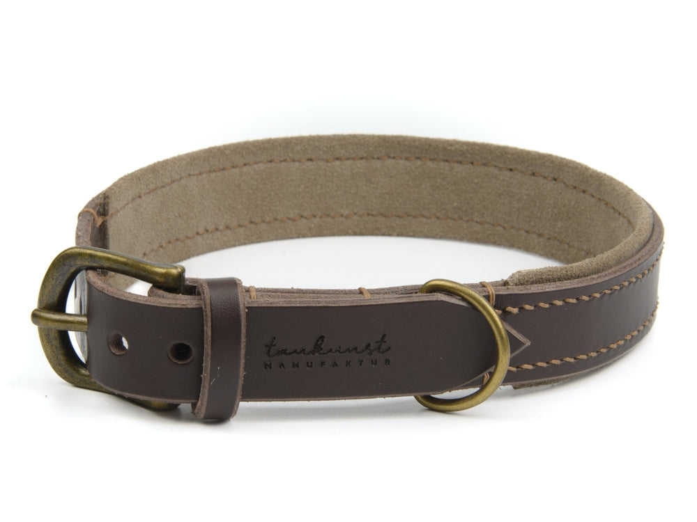 "Braunes Lederhalsband Wildfang mit Messing-Schnalle und dekorativer Naht, weiche Innenseite und neuem Logo."