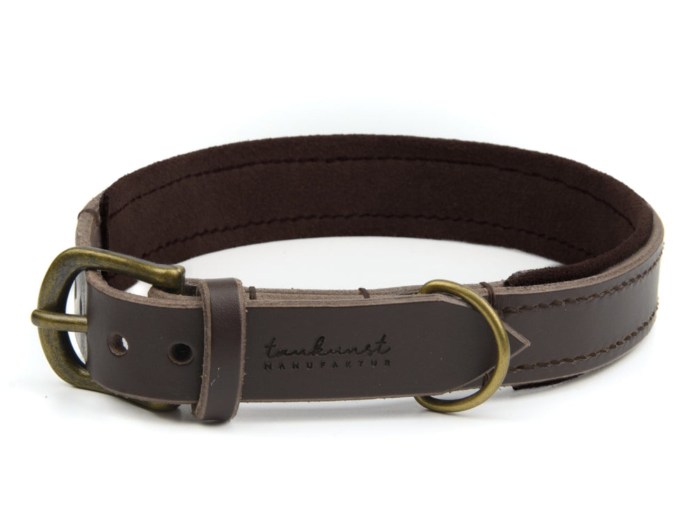 Braunes Lederhalsband "Wildfang" für Hunde mit goldener Schnalle und stabilen Ring, innen in dunklerem Farbton.