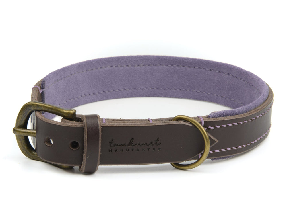 Braunes Lederhalsband mit lila Innenseite, Metallschnalle und D-Ring für Hunde. Stilvoll und robust.