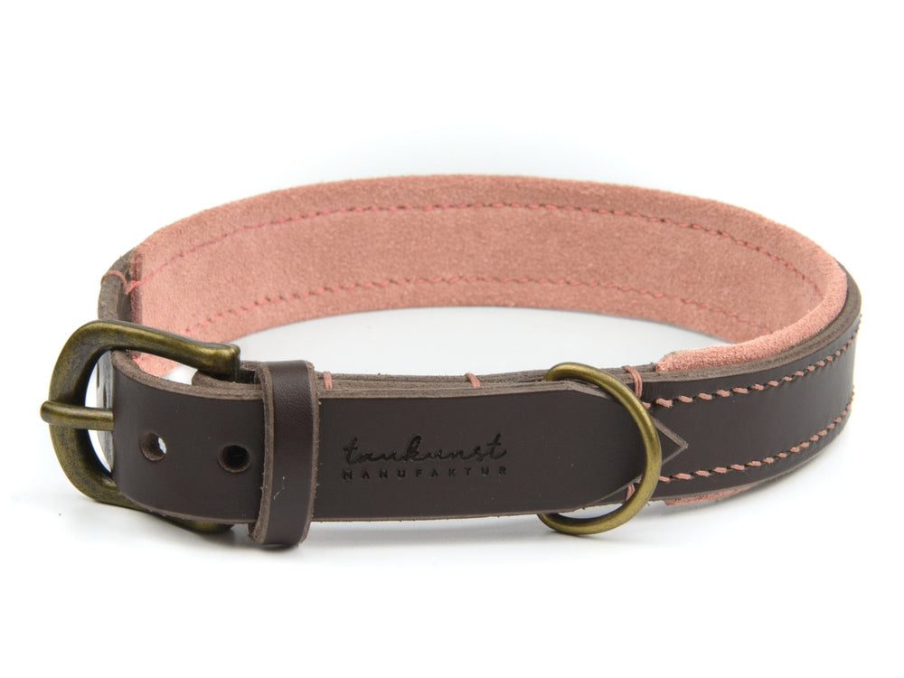 Braunes Lederhalsband für Hunde mit pinker Innenauskleidung und goldfarbener Schnalle, geprägt mit dem Schriftzug "manufaktur".