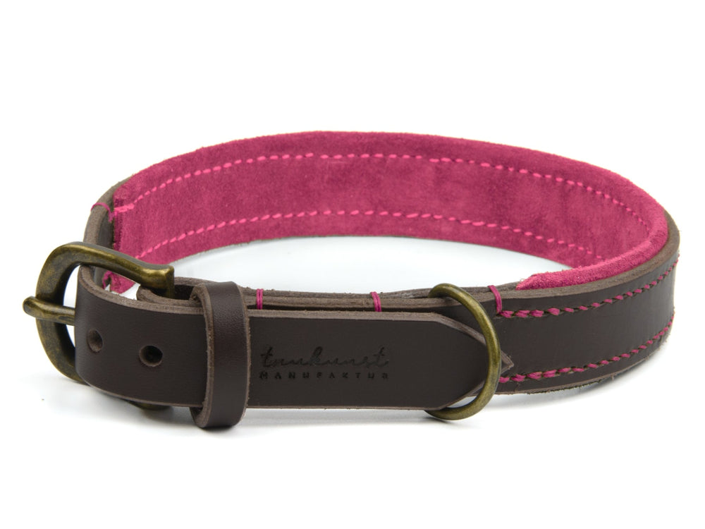 Braunes Lederhalsband mit pinkem Innenfutter und robuster Metallschnalle für Hunde, schlicht und elegant im Design.
