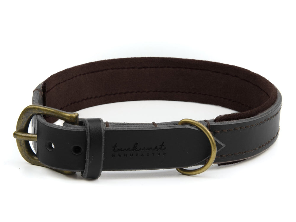 Schmaler schwarzer Ledergürtel mit goldfarbener Dornschnalle und braunem Wildleder-Innenfutter. Ideal für stylische Akzente.