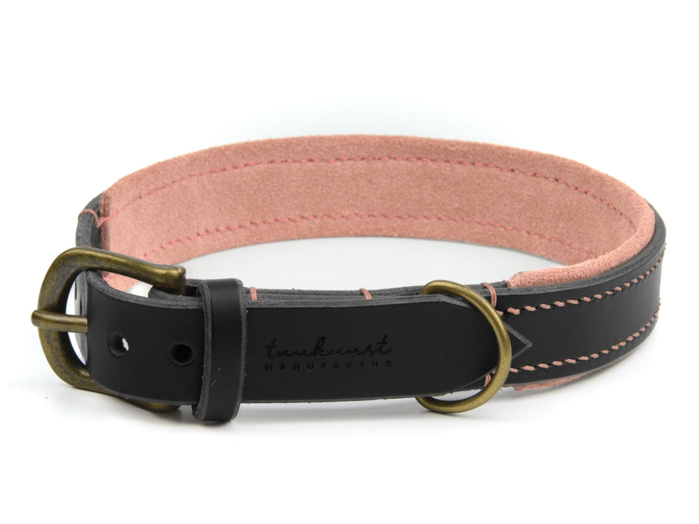 Schwarzes Lederhalsband mit rosa Innenseite, goldfarbener Schnalle und D-Ring von tamikunst handwerk.