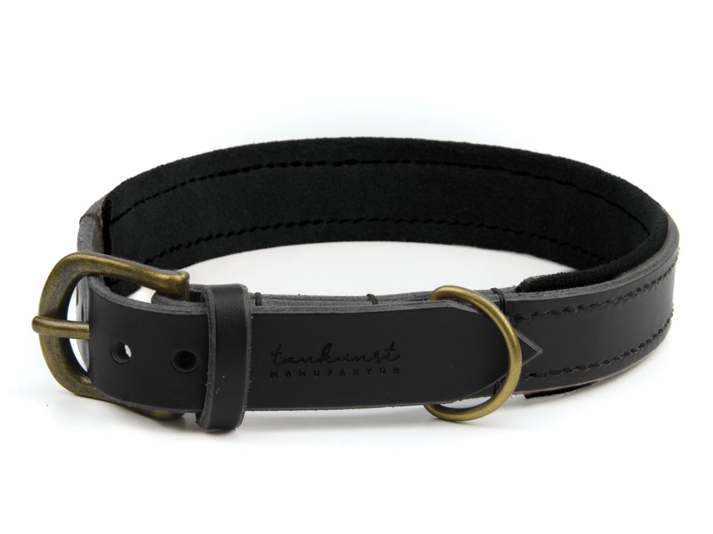 Schwarzes Lederhalsband "Wildfang" mit gepolstertem Innenfutter und Messingschnalle, verziert mit Prägung.