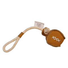 "Brauner Wildlederfutteral für Yoyo, befestigt an beigem Schnürsenkel mit Etikett."