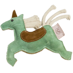 Mintgrünes Wildleder-Pferdespielzeug mit braunem Sattel und weißen Fransen als Mähne, inklusive Anhänger.