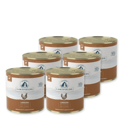 Sechs Dosen Nassfutter "Lakefields" für Erwachsene mit Huhn, hellbraunes Design und goldenes Etikett.