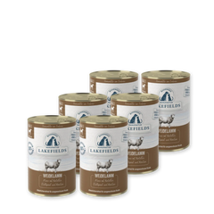 Sechs Dosen Nassfutter-Menü Lamm von Lakefields mit goldenen Deckeln und dekorativen Etiketten.