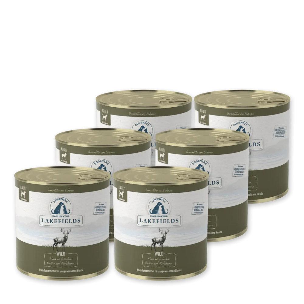 Sechs Dosen Lakefields Nassfutter-Menü Wild für Erwachsene mit hellem Etikett und Wildfleisch. Ideal für gesunde Ernährung.
