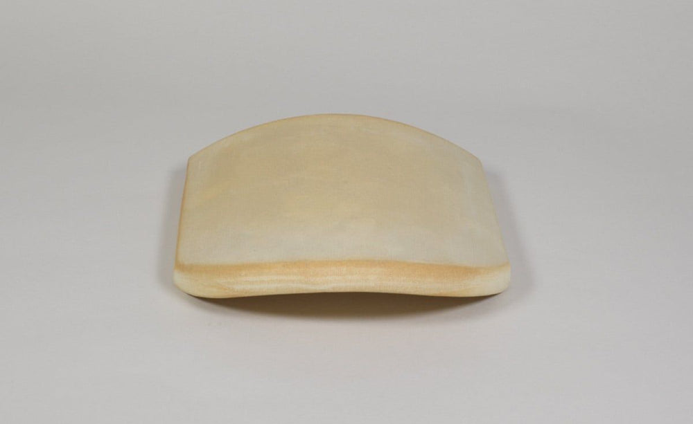 Flacher, bogenförmiger Nisthaus-Dach-Ersatzteil aus leichtem Material in hellen Farben.