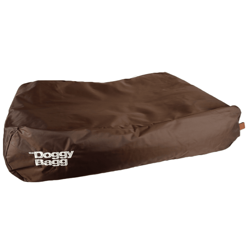 Braunes, rechteckiges Hundebett von Doggy Bag aus wasserabweisendem Material, perfekt für drinnen und draußen.