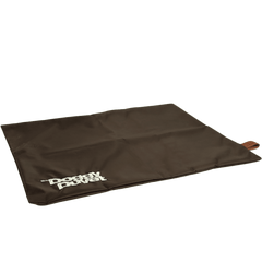 Braune Doggy Duvet Bench X-Treme Matte mit wasserabweisender Oberfläche und Etikett, gefaltet für einfache Handhabung.