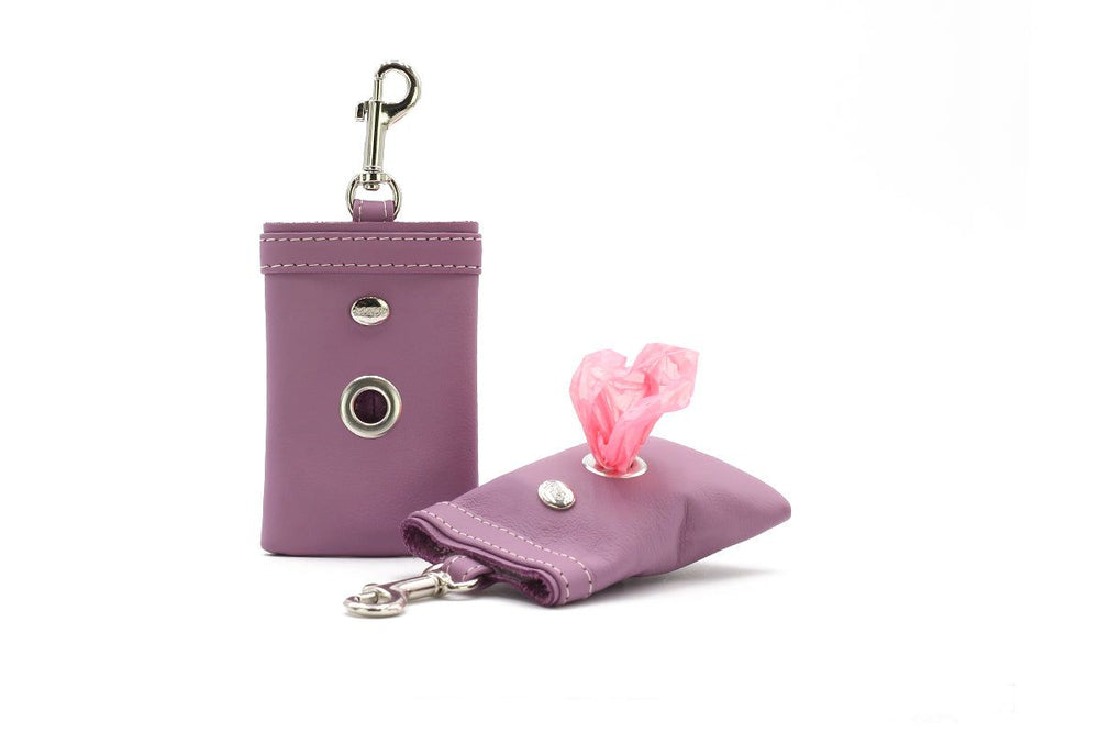 Lila Hundekotbeutel-Set mit Karabinerhaken zur praktischen Aufbewahrung. Ideal für Hundebesitzer unterwegs.