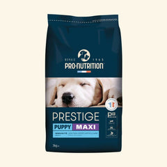 Blauer Sack mit 3 kg Prestige Puppy MAXI Hundefutter von Pro-Nutrition, im Hintergrund ein schlafender Hund.