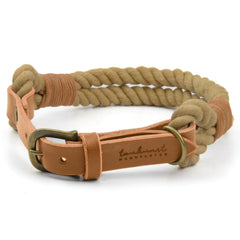 Welpenhalsband AHOI aus beigem Tau mit braunen Leder-Details, robust und hochwertig für stilvolle Hunde.