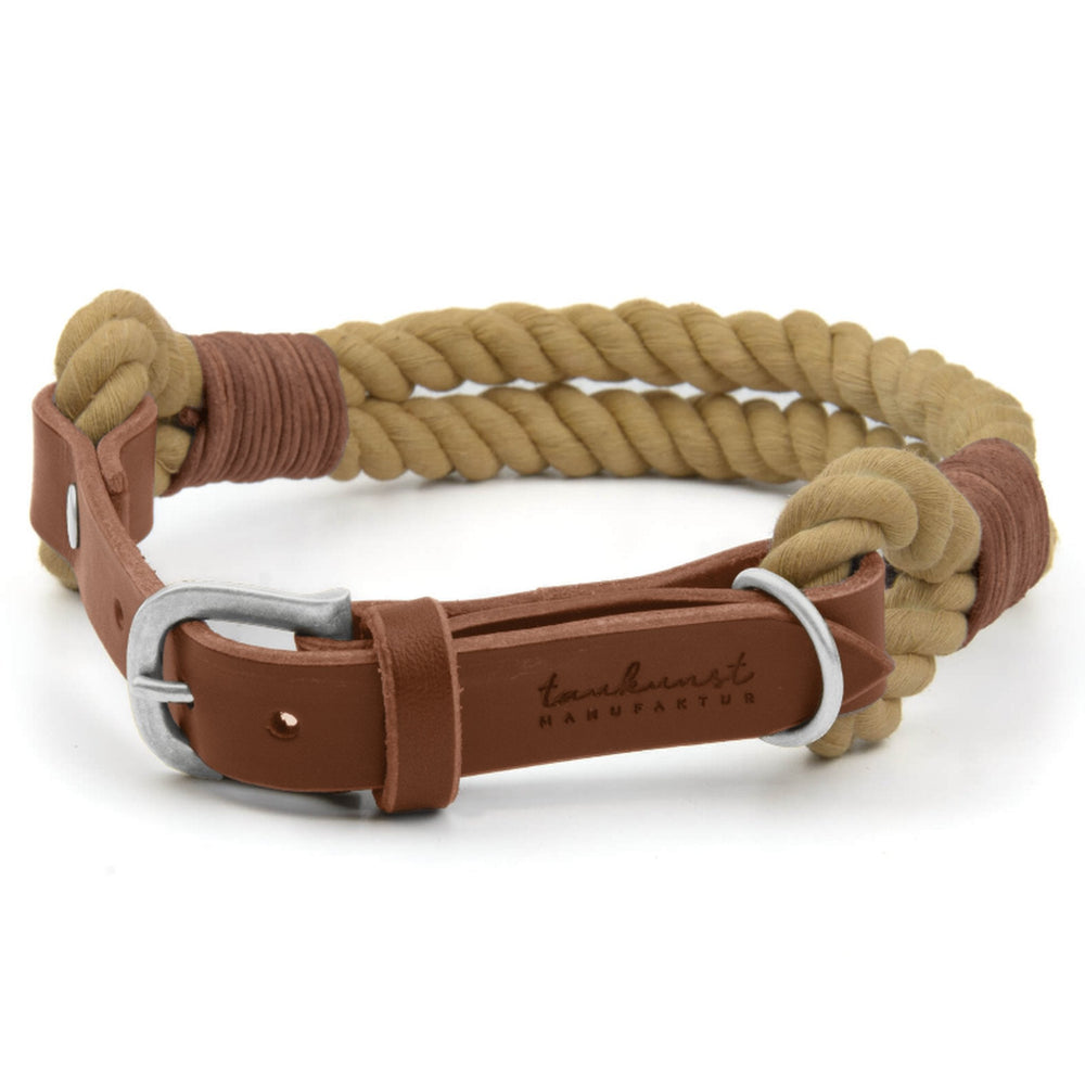 Beiges geflochtenes Hundehalsband aus Tau mit braunem Leder und Metall-Schnalle, „taumhaus manufaktur“-Logo.