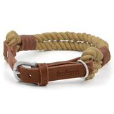 Beiges geflochtenes Hundehalsband aus Tau mit braunem Leder und Metall-Schnalle, „taumhaus manufaktur“-Logo.