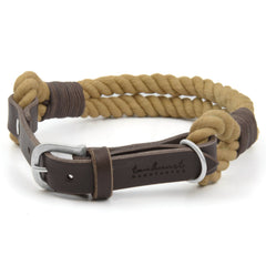 Welpenhalsband Tau AHOI aus geflochtenem Stoff und Leder mit metallischer Schließe und stilvollem Aufnäher.