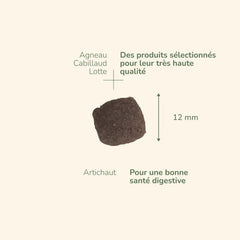 Dunkelbrauner Katzensnack Pure Life Sensitiv Agneau aus hochwertigem Lammfleisch, quadratisch und ca. 12 mm groß.