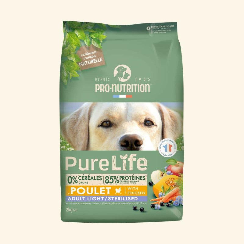 "2 kg Packung Pure Life Adult Light/Sterilized Hundefutter mit Hühnchen in grüner Verpackung."