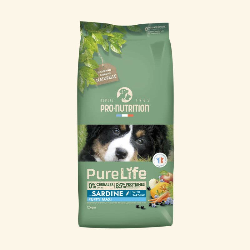 12 kg Sack Pro-Nutrition Pure Life Puppy Maxi Sardine, mit gesunden Zutaten und "0% Céréales" auf grünem Hintergrund.
