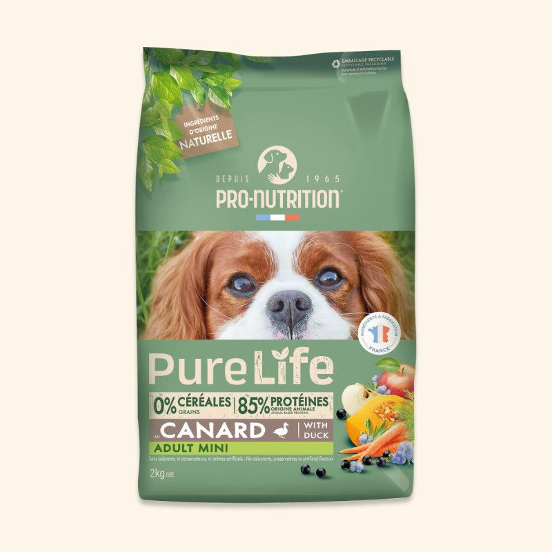 2 kg Packung Pure Life Adult Mini Canard Hundefutter von Pro-Nutrition mit Obst und Gemüse aufgrünem Hintergrund.
