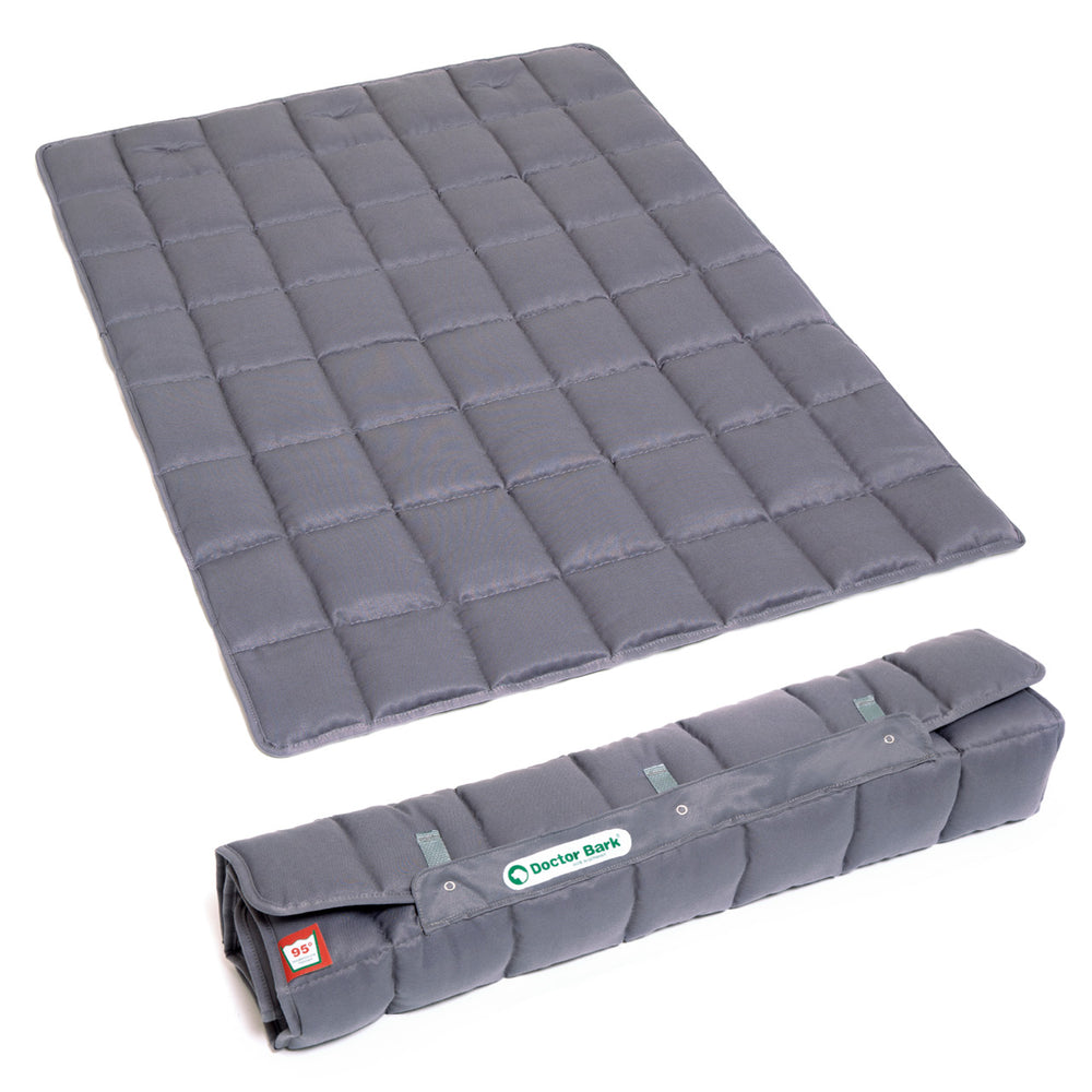 Graue PORTABLE Gewichtsdecke von Doctor Bark, gefaltet und aufgerollt, mit quadratischer Form und Puffs.