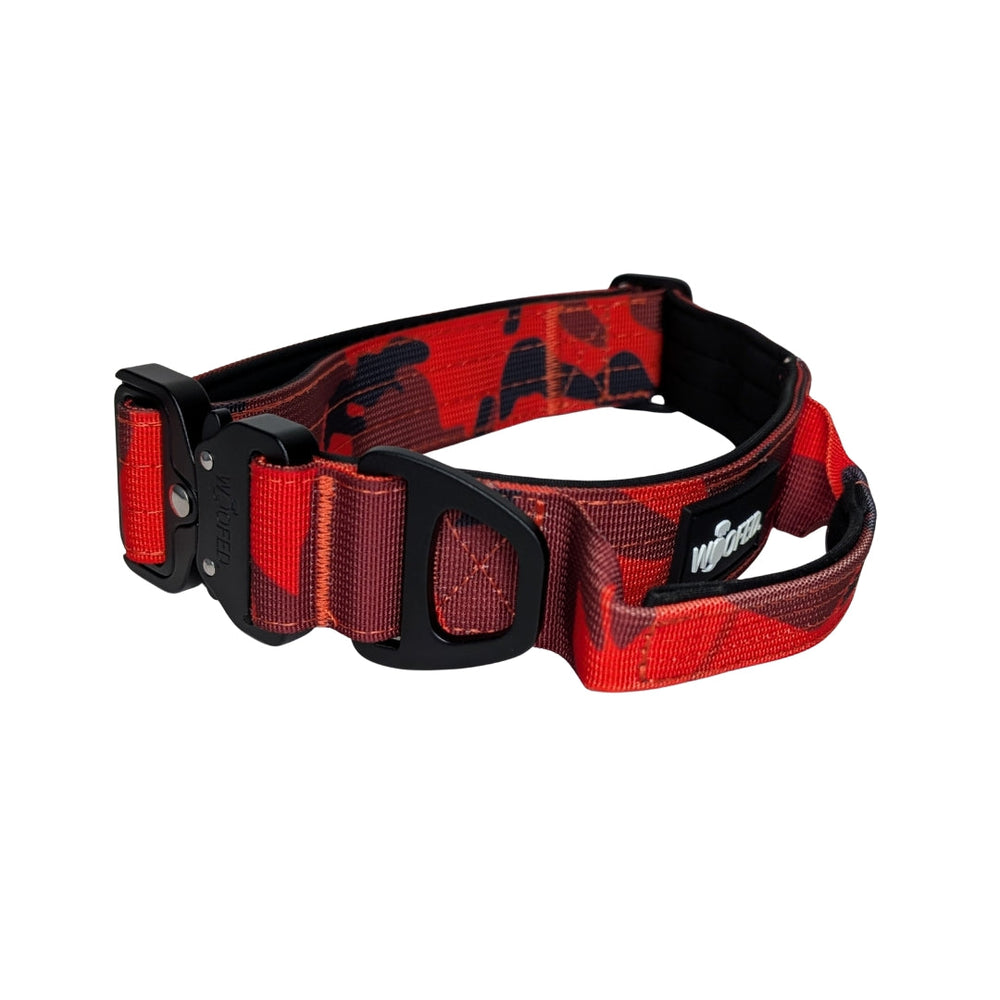 Ultraleichtes Nylon-Halsband für Hunde in Rot mit Camouflagemuster, robuster Schnalle und verstellbarer Länge.
