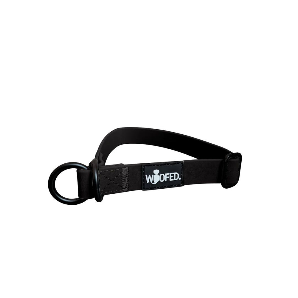 "Schwarzes WOOFLEX® Hundegeschirr mit D-Ring, verstellbarem Clipverschluss und robustem Material."